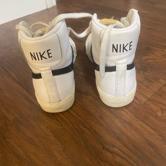 Women’s Blazer Mid ‘77 Sneakers - Picture 2 of 12